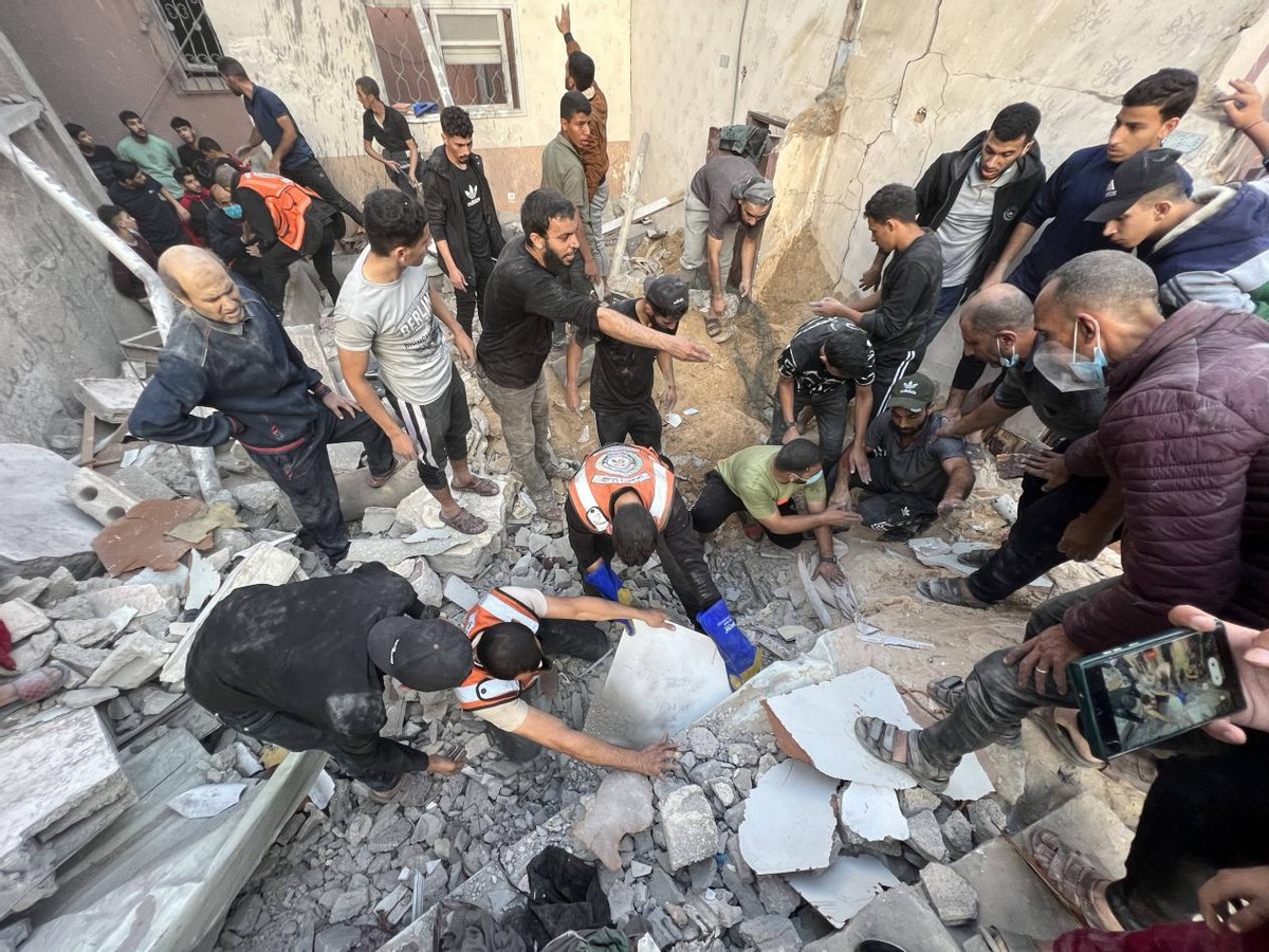 摩洛哥联赛冠军场外事件频发，球迷撒泼造成混乱！