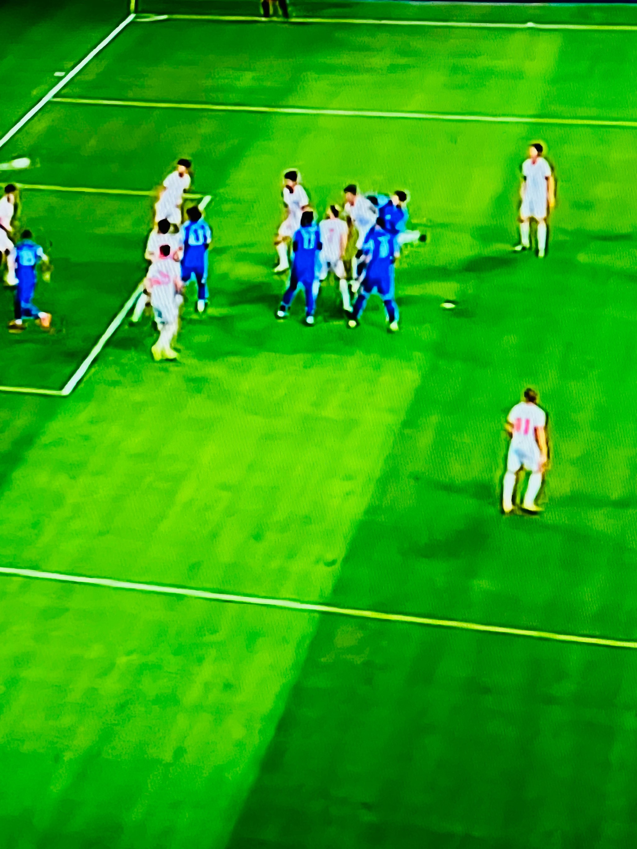 MILAN ESPORTS-赛场爆发冲突，裁判互相调停处置(裁判员主持一场比赛有权暂停比赛吗)